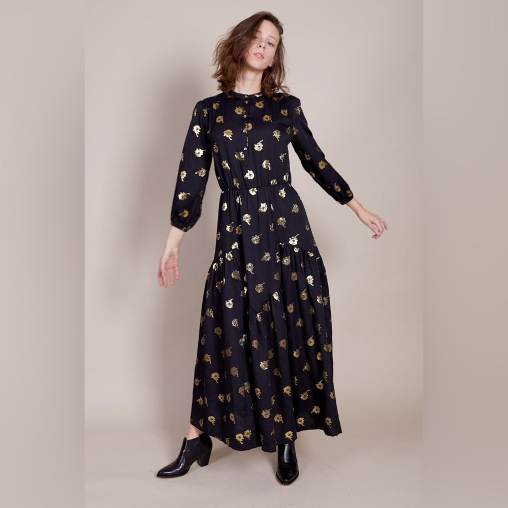 Warm NY Ladyland Maxi Dress
Black Metallic Gold
Long Sleeve
Size 1 Small
$575